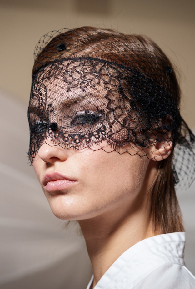 تسريحات شعر طبيعية مع الباند الشبكي والدانتيل من دار Georges Chakra