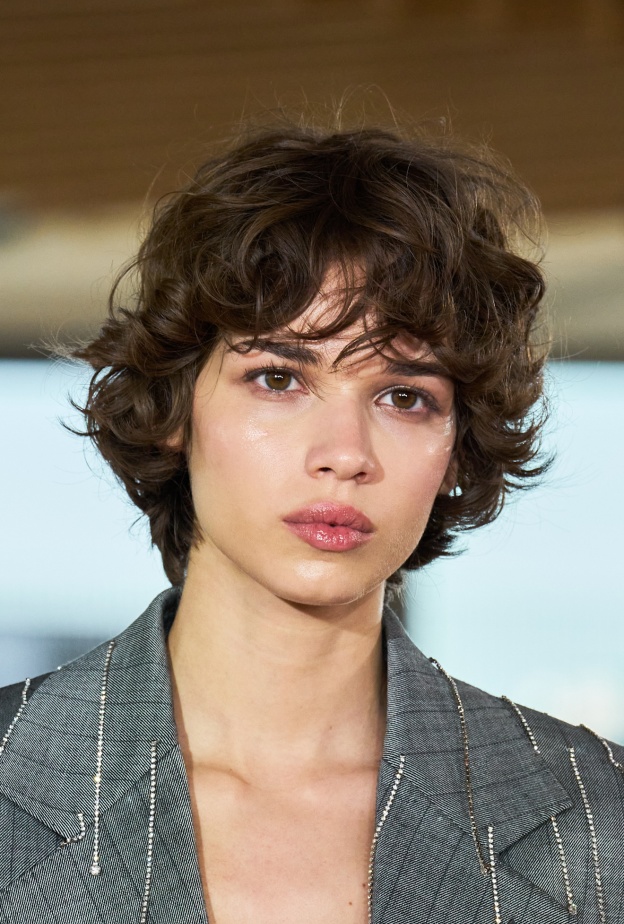 تسريحات شعر مبعثرة مع الغرة الكيرلي من وحي دار ستيلا مكارتني