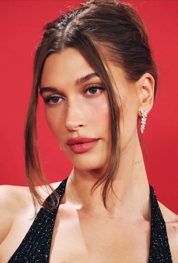  رسمات المكياج البرونزي مع الشعر البني الداكن بأسلوب Hailey Bieber