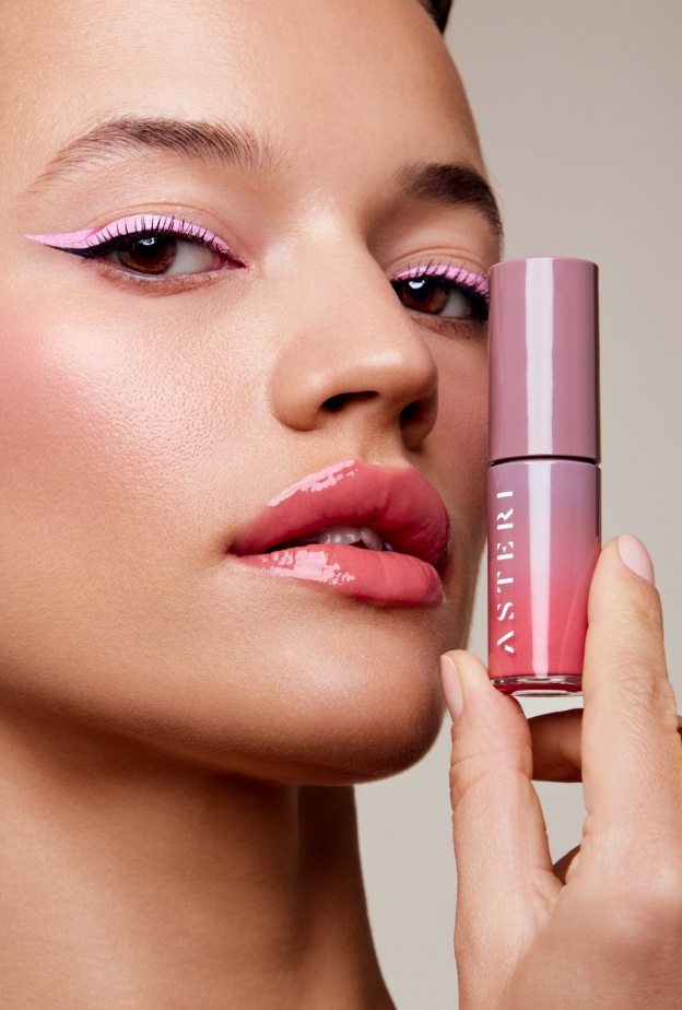 شيين لب اويل جلوس تجربة فريدة لرعاية الشفاه من علامة استيري