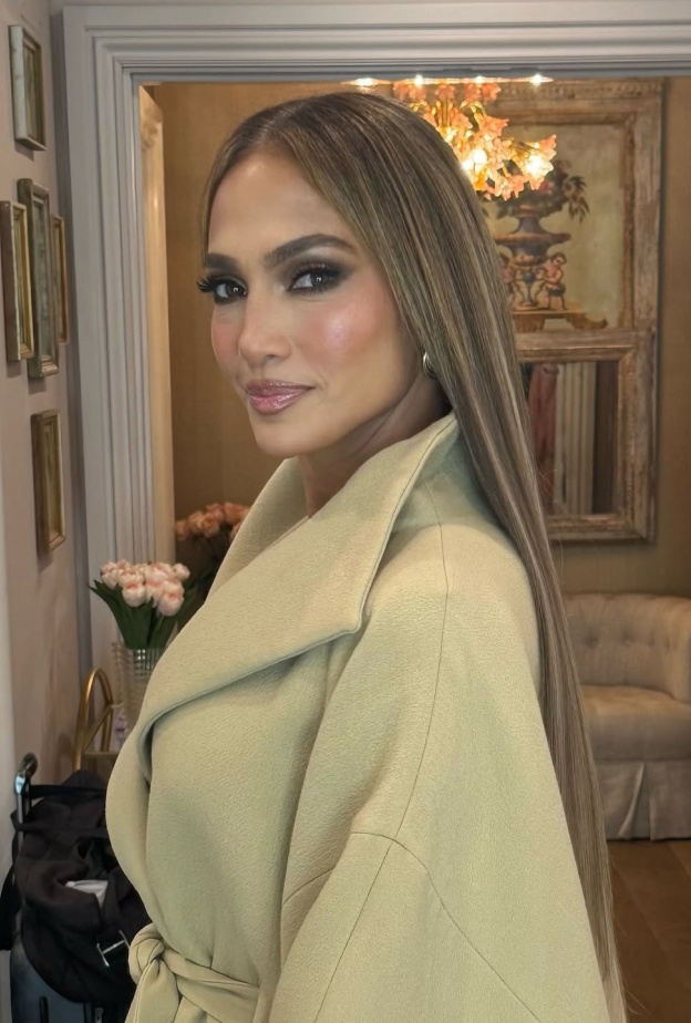 صبغات الشعر البني بتدرجات العسلي المتموج من وحي Jennifer Lopez