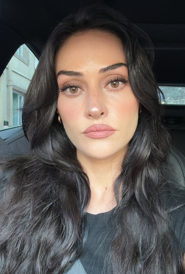 صورة من انستغرام Esra Bilgiç