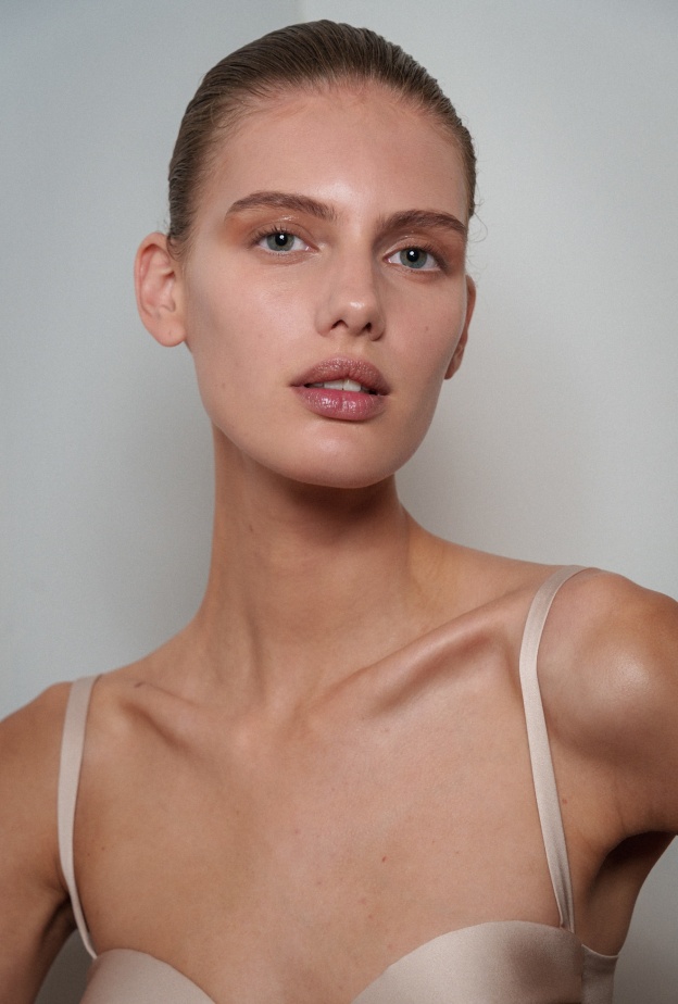 كريمات محيطة بالعيون لتفتيح البشرة من وحي Ashi Studio