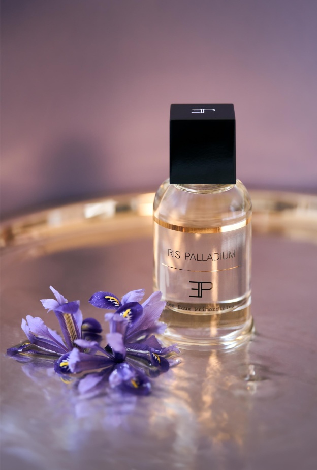 كشفت علامة Carolina Herrera عن إطلاق عطر Iris Palladium الذي يشكل إصداراً نادراً يجمع بين رقّة زهرة السوسن ومعدن البلاديوم الثمين