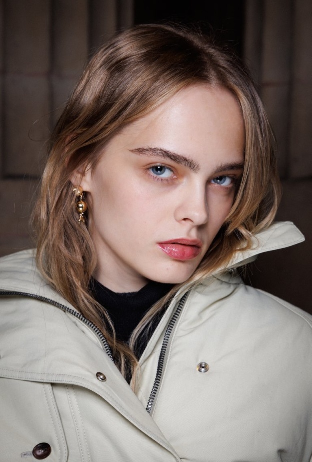 كيف يمكن تكثيف الحواجب والرموش بطرق طبيعية؟