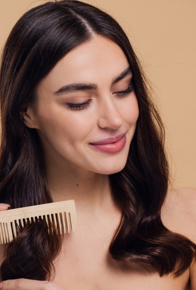 تمشيط الشعر الرطب.. صحيح أم خطأ؟