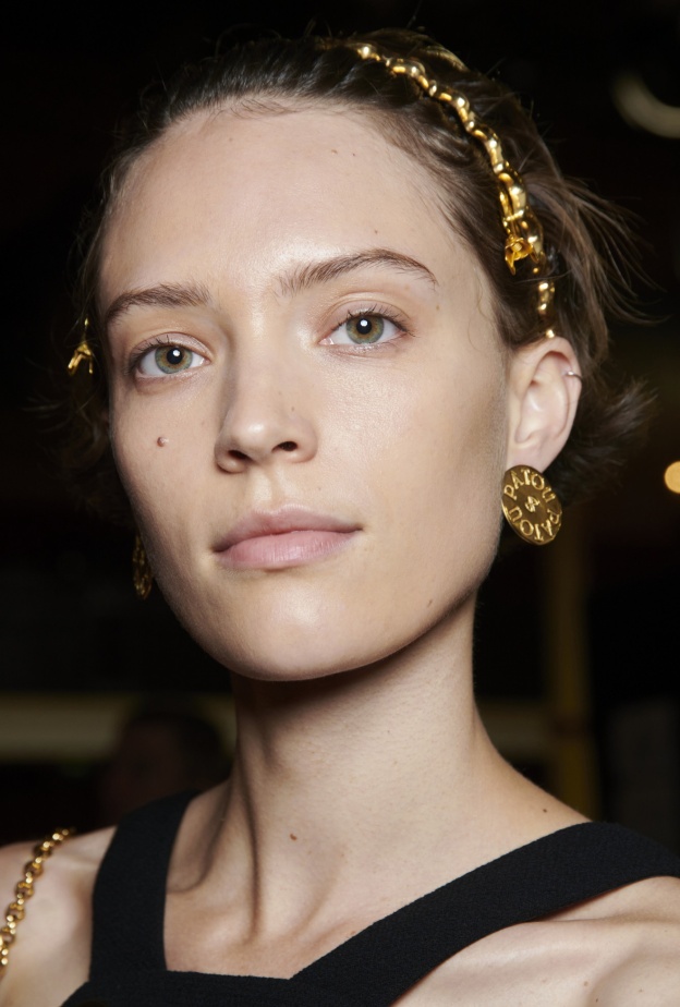 تقنية المايكرونيدلينج: خطوة نحو بشرة أكثر نعومة ومرونة