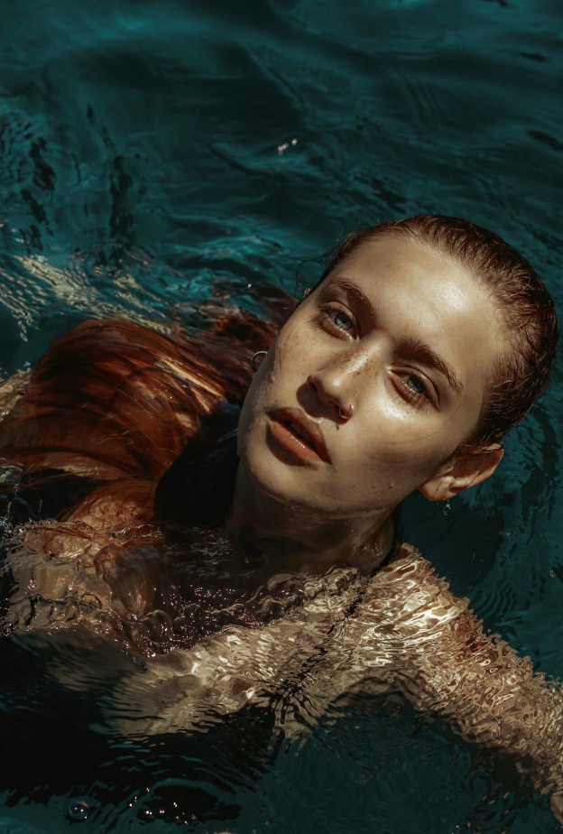 الاستحمام بالماء البارد أم الدافئ: أيهما أفضل لصحتكِ؟