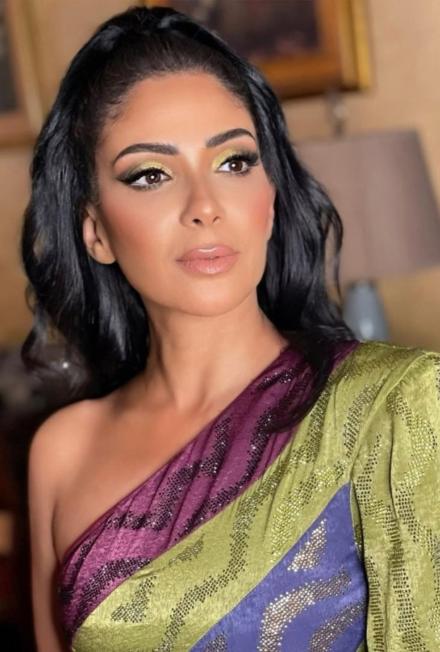 منى زكي تكشف سر إشراقة بشرتها: ماء الأرز، لبان الذكر وتمارين يوغا الوجه