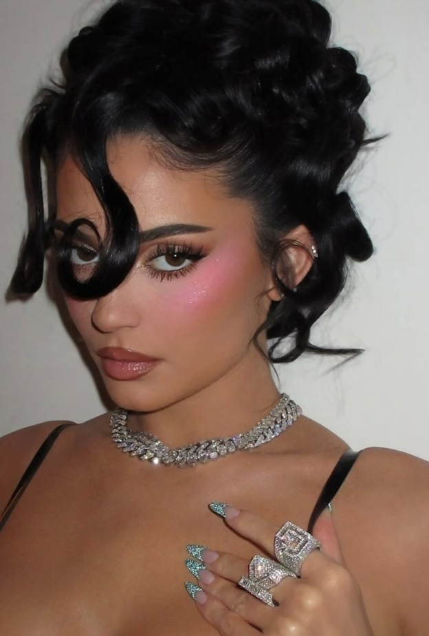 احدث صيحات المكياج والأظافر والشعر من كايلي جينر لموسم خريف شتاء 2025