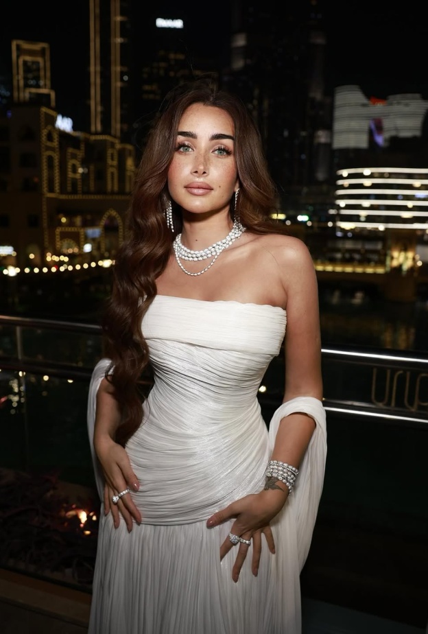 هنا الزاهد بالفستان الأبيض في دبي