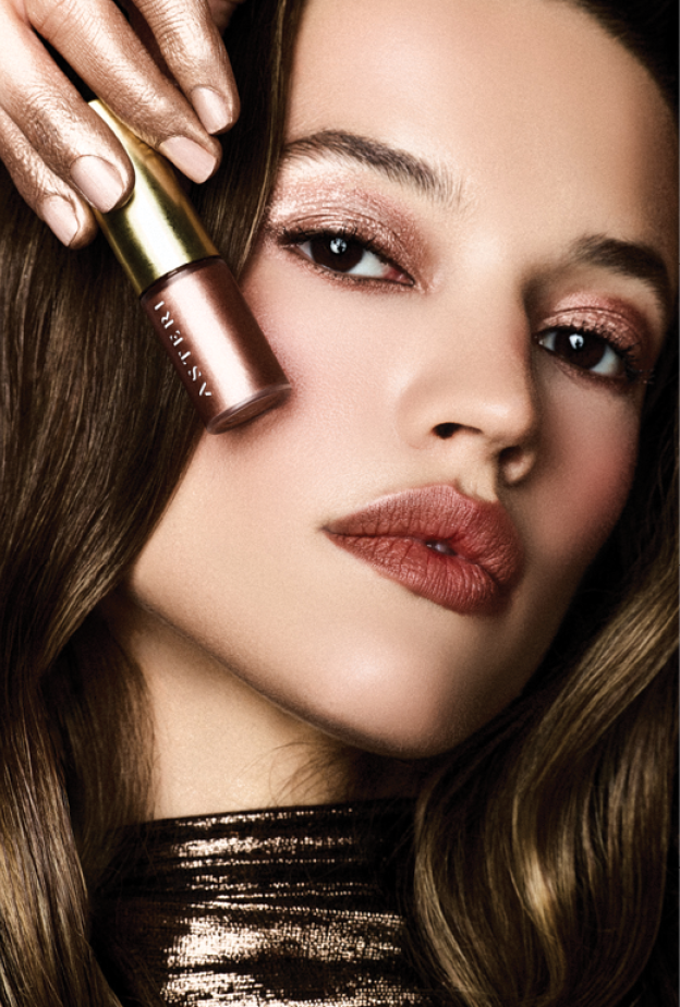 إصدارات جمالية تسرق الأنظار: من التوهج الطبيعي إلى الشفاه الجريئة