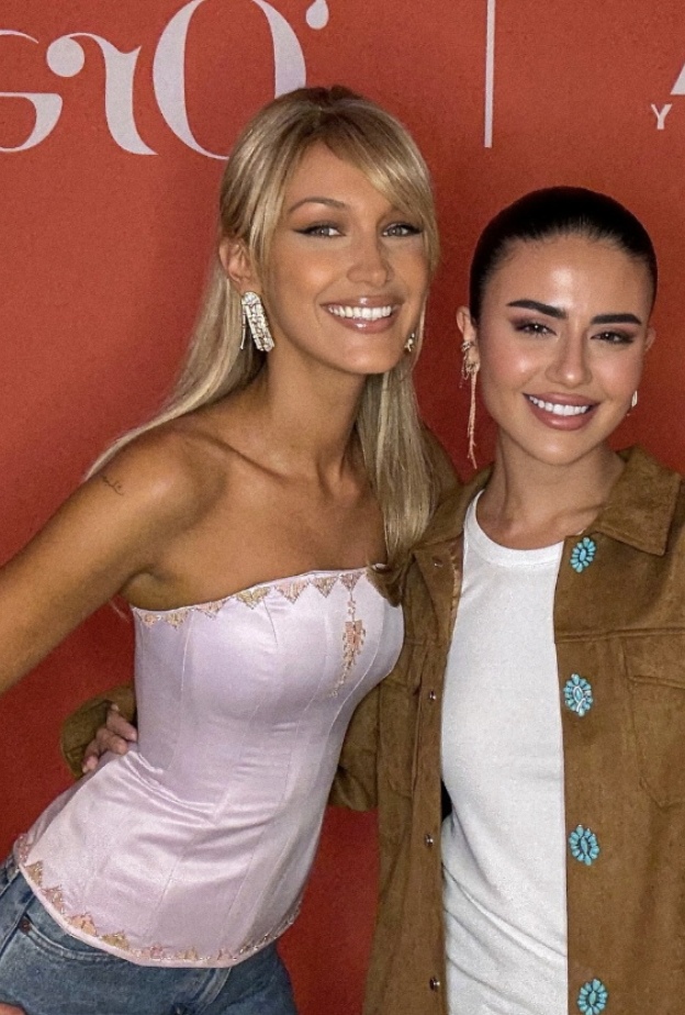 بيلا حديد تتألق بتصاميم أردنية خلال إطلاق عطرها في الإمارات