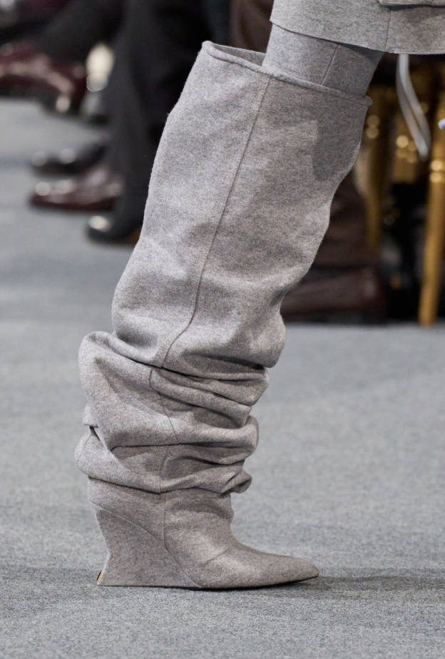  بوت رمادي بساق مجعد مترهل من Balmain