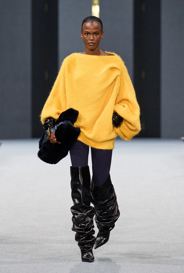 السويتر الـ XXL أكبر وأكثر أناقة وعصرية