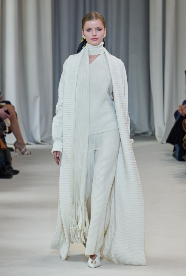 تنسيق اللّون الأبيض بأسلوب Laura Biagiotti