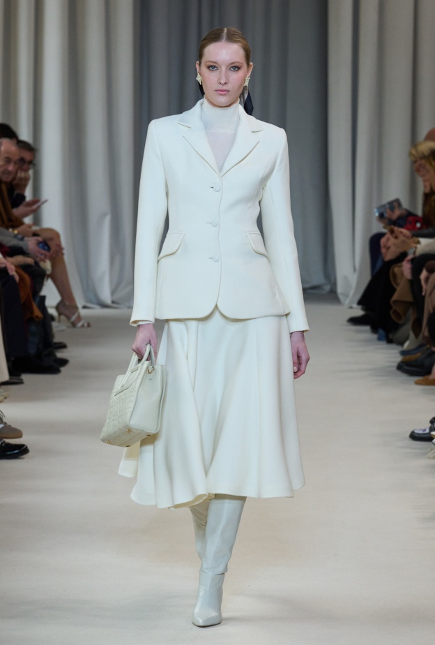 تنسيق التنورة الميدي  بأسلوب Laura Biagiotti