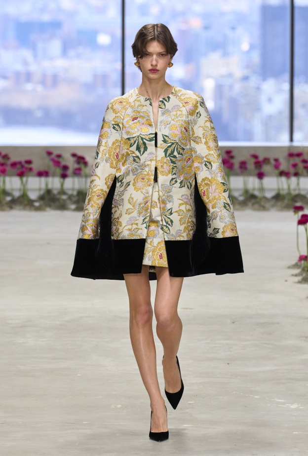  كاب مطرز فخم من Carolina Herrera