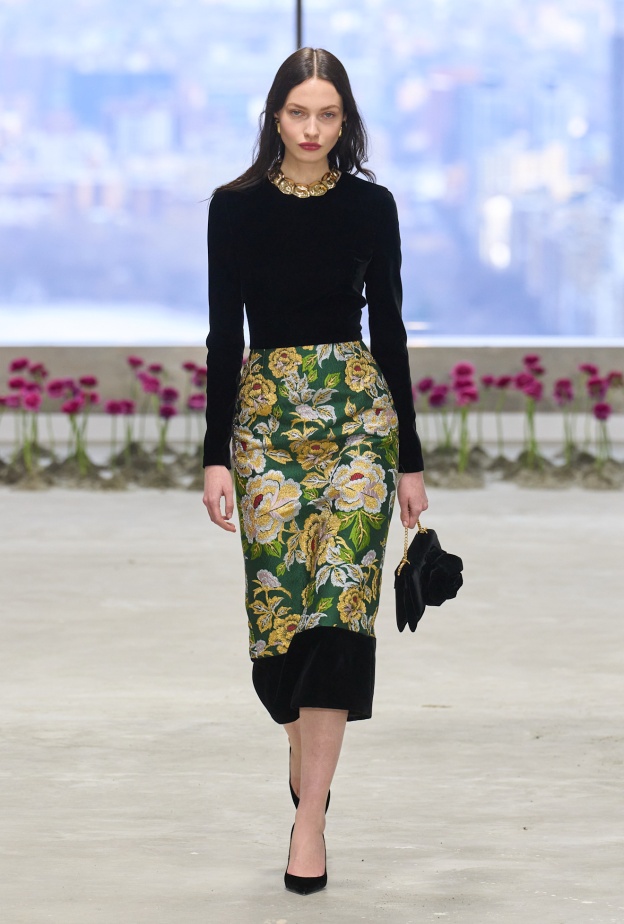 موضة التنانير المطبعة بالورود تفرض أناقتها في الشتاء