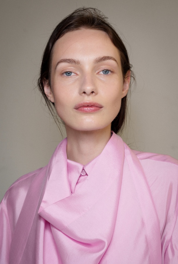 تنظيف البشرة العميق في المنزل... هل يغني عن جلسات العيادة؟