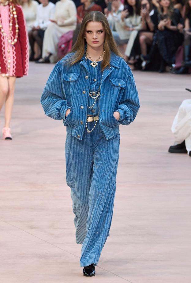 أفكار غير تقليدية لاختيار جاكيتات الدينيم في موسم الشتاء