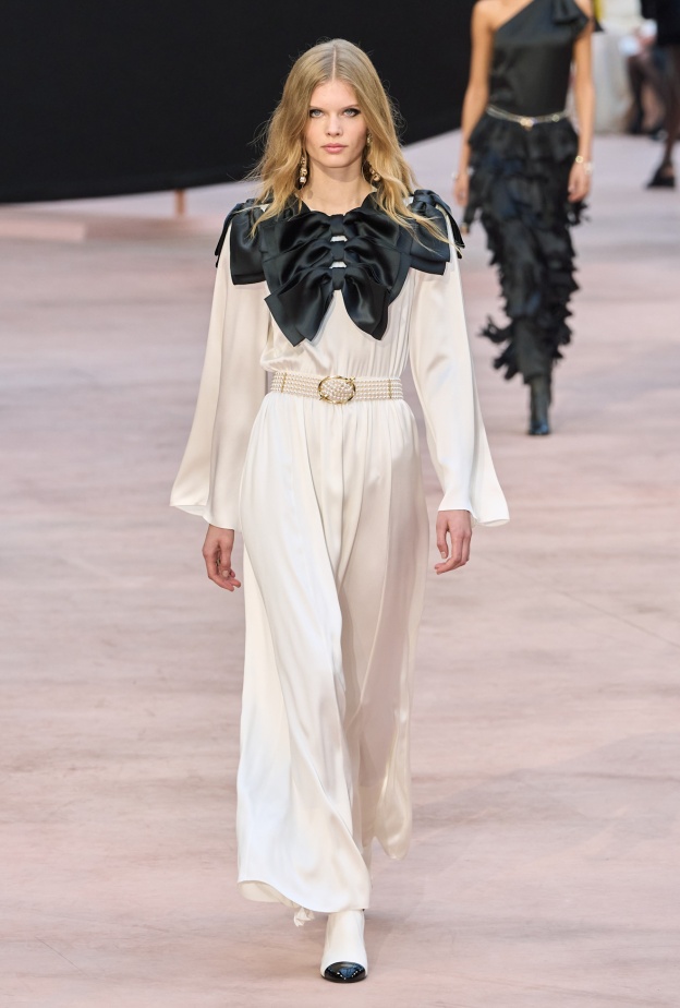 الشرائط في شتاء 2025 تربط عالم الموضة بالأنوثة المطلقة 