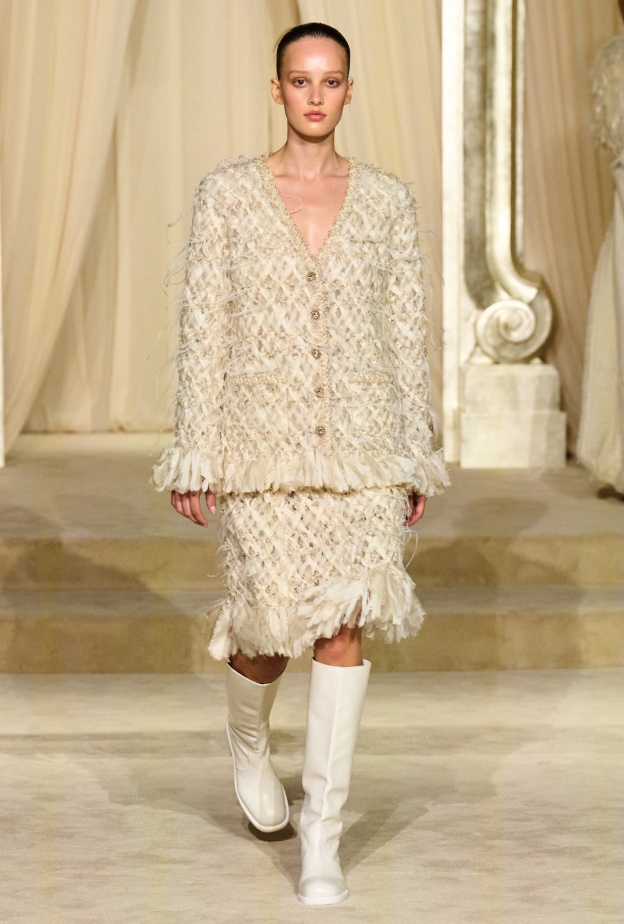 أخطفي الأضواء بموضة جاكيتات البيج الفاتحة هذا الشتاء