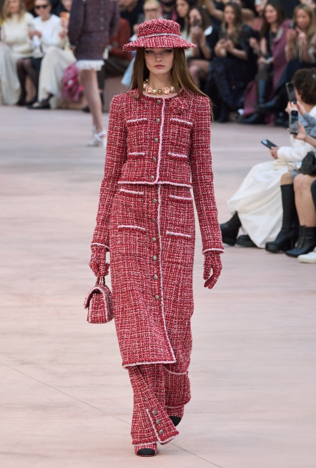 تنسيق قماش التويد في بدلة شتوية من Chanel 