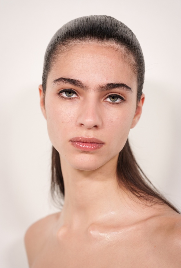 هل يخفّف الحليب البارد الهالات السوداء والتجاعيد فعلاً؟ إليكِ الجواب