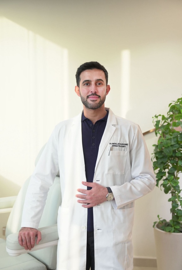 خاص لـ “هي": د. عبدالله الراشد يروي فلسفة فن التجميل الهادئ