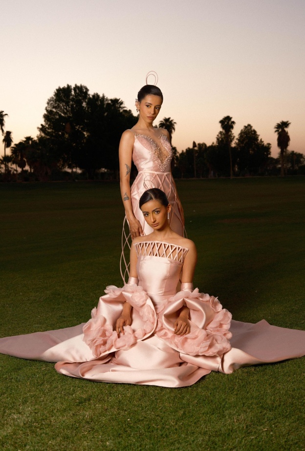 مصممة الأزياء السعودية رند ناصر تفتح بوابة الإلهام مع مجموعة The Floral Gate