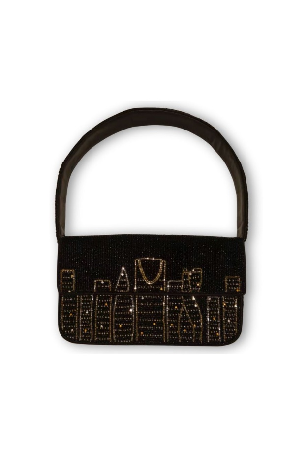 حقائب تطرز رسائل حب إلى الرياض