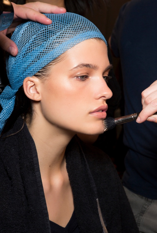 لماذا يتحول محدد الشفاه والبرونزر إلى اللون البرتقالي على بشرتك؟ إليك الحلّ!