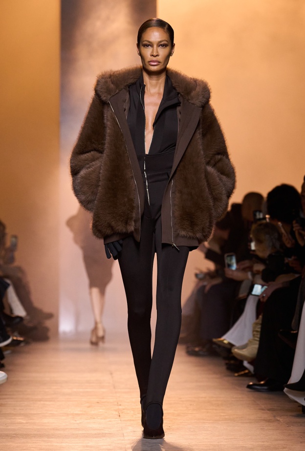 تنسيق اللّون البني بأسلوب المونوكروم من Elie Saab