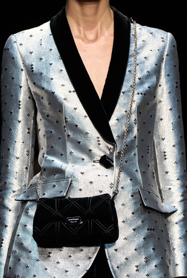  حقيبة من المخمل لإطلالة السهرات من Emporio Armani
