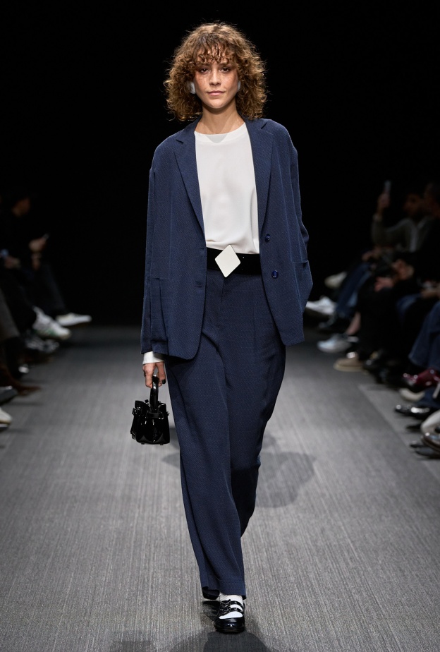 تنسيق اللّون الكحلي بأسلوب Emporio Armani