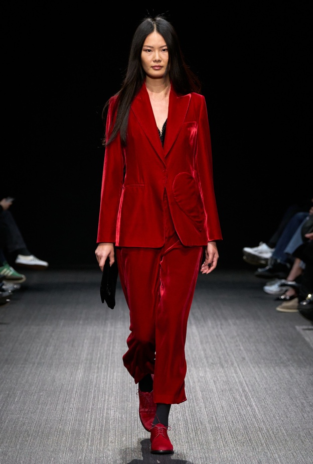 تنسيق اللّون الأحمر بأسلوب Emporio Armani