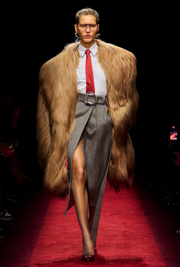 صيحة القميص لشتاء 2025 باللّون الأبيض من Ferrari