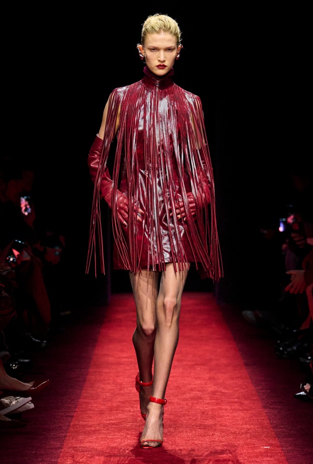 تنسيق إطلالة مونوكروم باللّون الأحمر من Ferrari