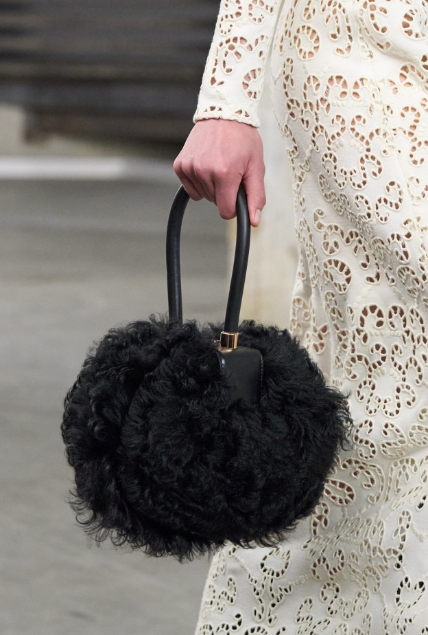 حقائب الفرو تعود إلى الواجهة في شتاء 2025