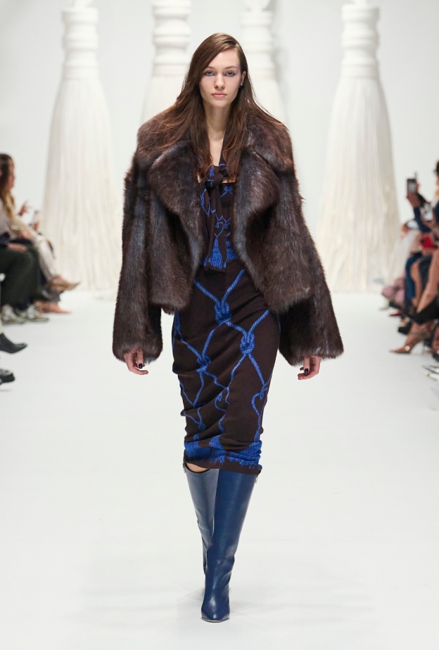 إطلالة مميّزة من Genny باللّونين الأزرق مع البني 