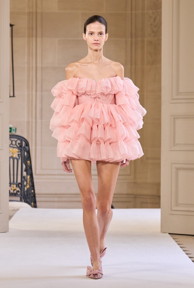 فستان كشكش زهري من Giambattista Valli 