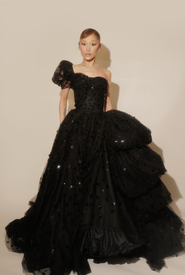 أريانا غراندي بفستان أرشيفي من تصميم "غيلبرت أدريان" Gilbert Adrian