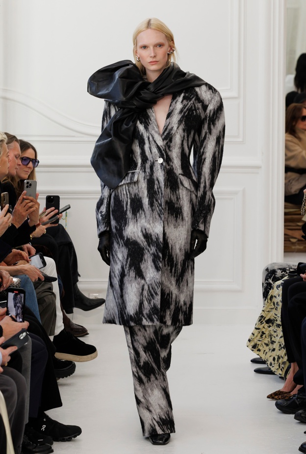 صيحة الأوشحة لشتاء 2025 بأسلوب Givenchy