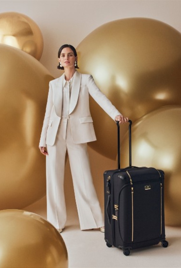  TUMI تدعوكم إلى "إهداء البهجة" في موسم الأعياد هذا العام