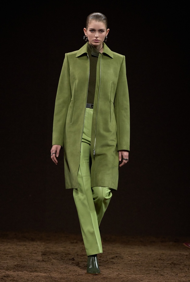 Hermes تدرجات قوية من اللون الأخضر في إطلالة من