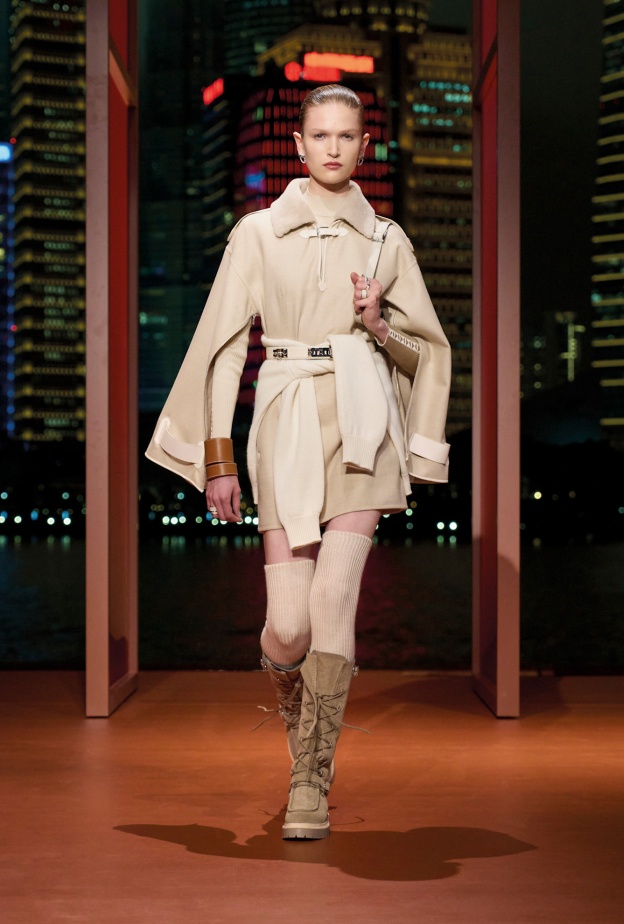 كنزة صوفية باللون العاجي مربوطة عند الخصر من Hermes