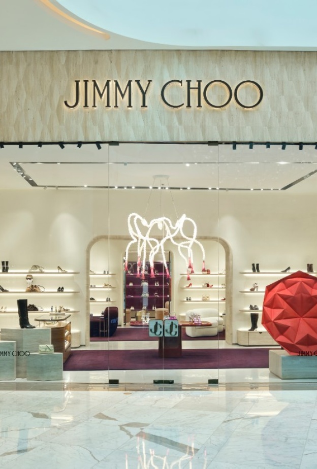 Jimmy Choo تكشف عن متجرها الجديد في دبي مول