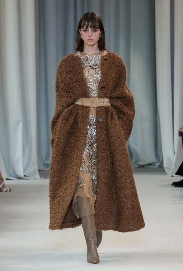 المعاطف الصوف بارزة هذا الخريف بألوان وقصات تليق بكافة المناسبات