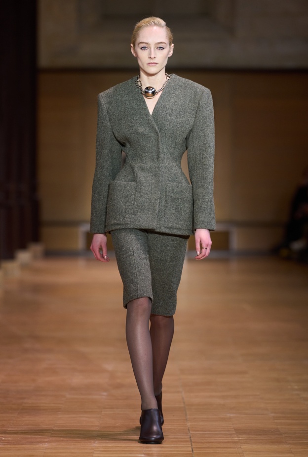 بلايزر ستوية من دون ياقة من تصميم Leroy